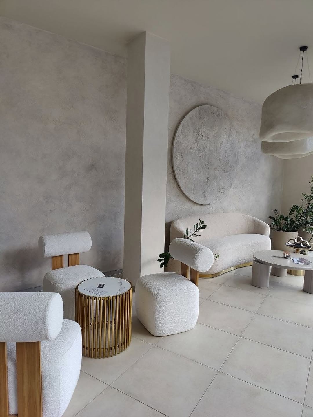 Revestimiento decorativo con efecto piedra natural aplicado en una pared interior contemporánea en Barcelona