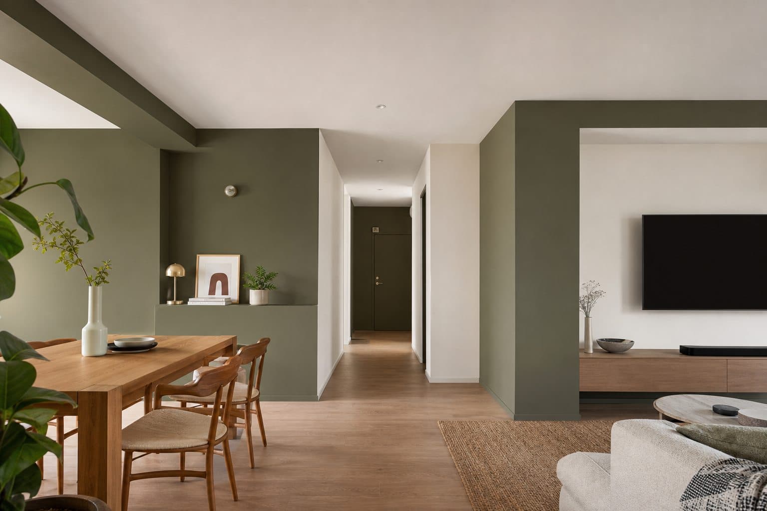 Vivienda terminada con bloques de color arquitectónicos en oliva y blanco cálido