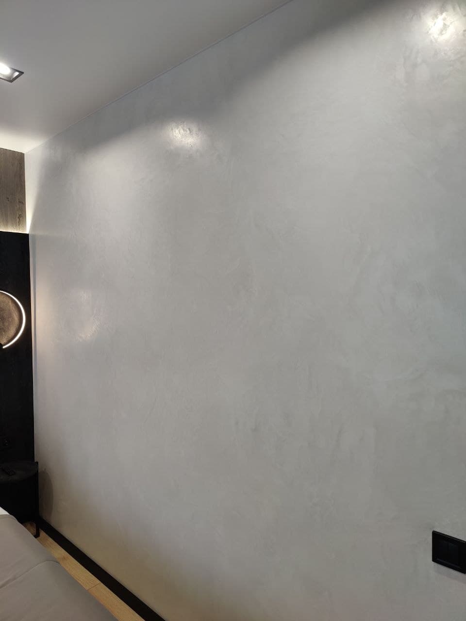Decorative plaster wall with a pearl sheen and ceiling washers