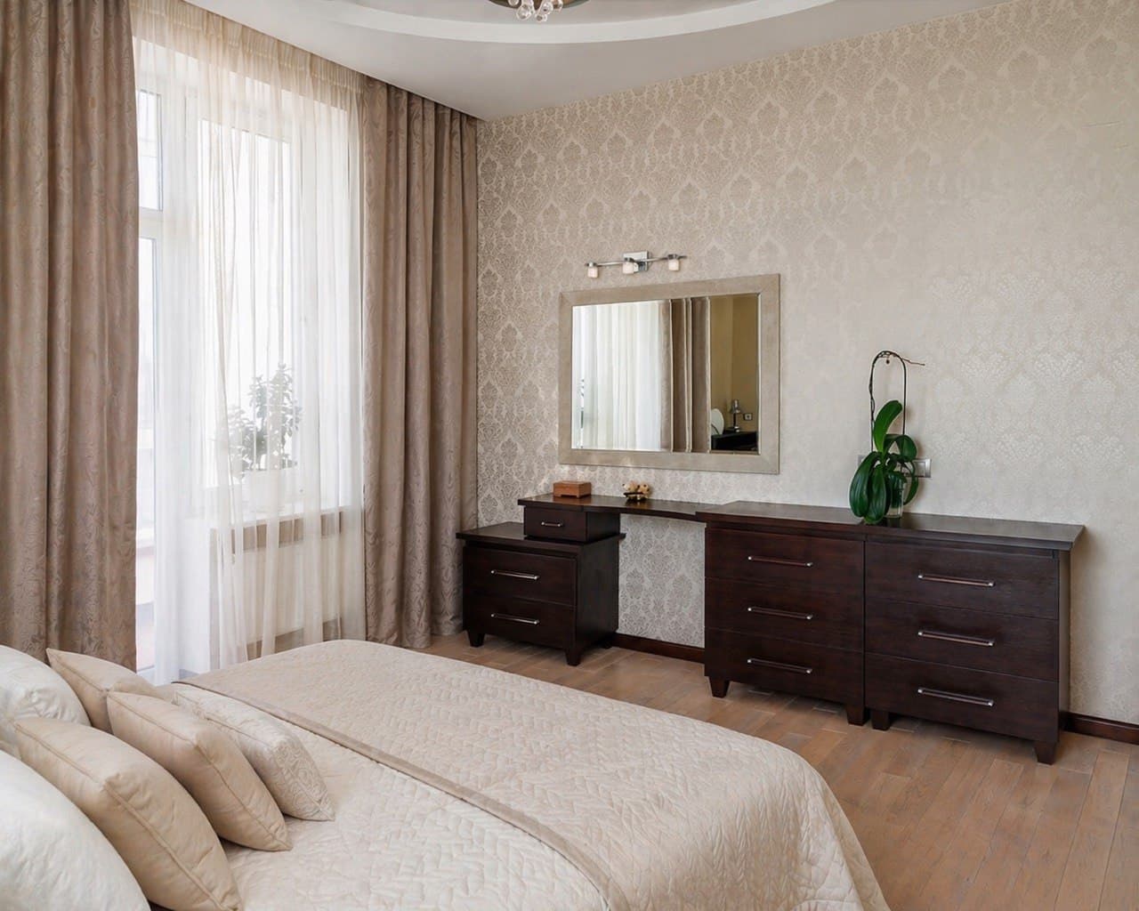 Bedroom with pearl-effect decorative walls and a warm beige palette